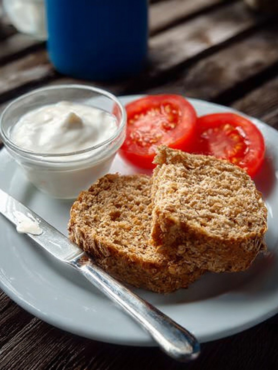 Gesunde Brotzeit: Tomaten, Brot & Frischkäse image 2